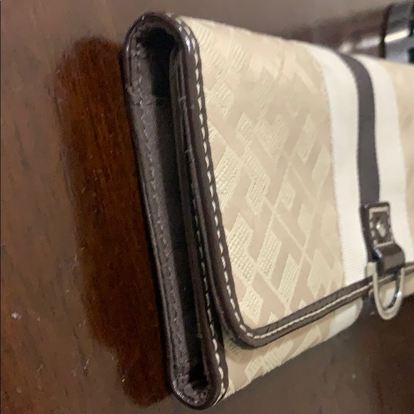 Tommy Hilfiger Trifold Wallet - Picture 7 of 9